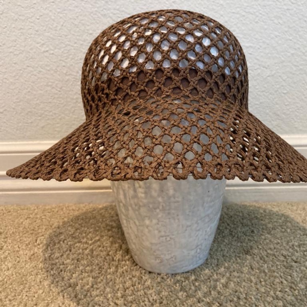 Straw Princess Hat, firm but not stately, to attend any event! - Picture 3 of 5